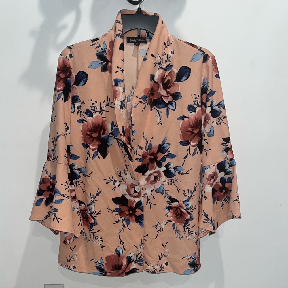 Flower blouse with one button and wide wrists